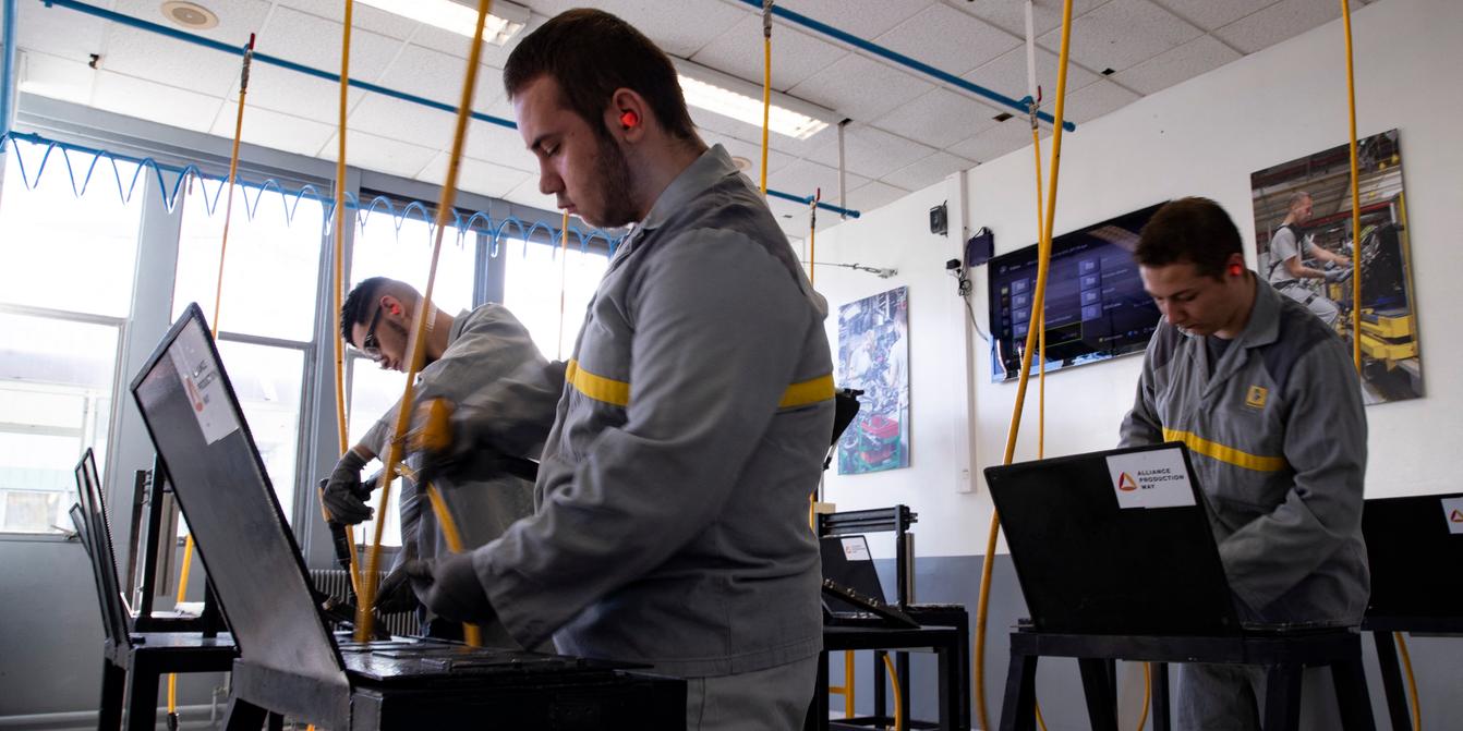 Aide à l’embauche d’apprentis : le gouvernement prévoit de réduire les primes pour les BTS et les futurs ingénieurs Kép