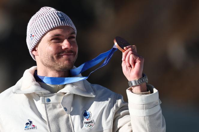 Emilien Jacquelin avec sa médaille de bronze remportée lors de l’épreuve olympique de poursuite du biathlon à Anterselva, le 15&nbsp;février 2026.