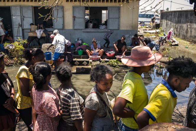Dans la cour d’une école primaire transformée en refuge, après le passage du cyclone tropical Gezani, à Toamasina (Madagascar), le 15&nbsp;février 2026. 
