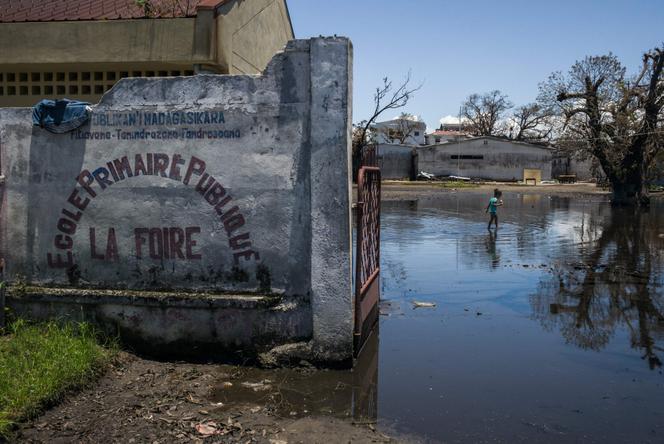 Une zone inondée devant une école primaire publique transformée en refuge pour les personnes sinistrées par le passage du cyclone tropical Gezani, à Toamasina (Madagascar), le 15&nbsp;février&nbsp;2026. 