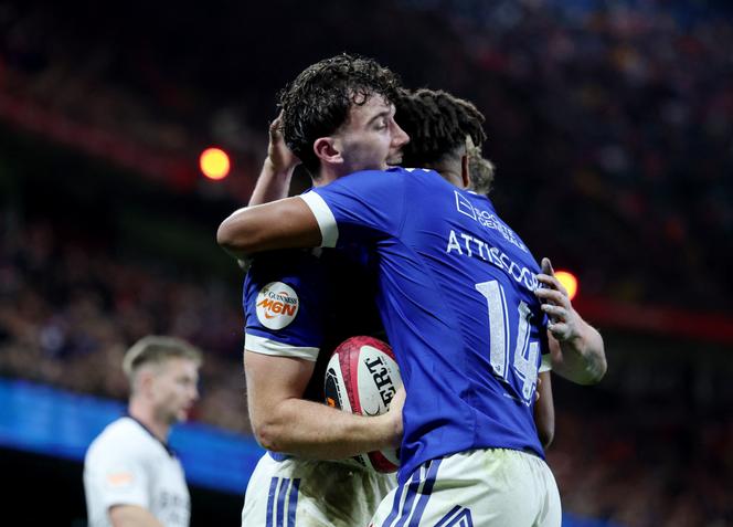 Le Français Fabien Brau-Boirie (à gauche) célébrait son essai avec Théo Attissogbe lors de la victoire des Bleus contre le Pays de Galles, dimanche 15 février 2026, à Cardiff, dans le cadre de la deuxième journée du Tournoi des six nations.