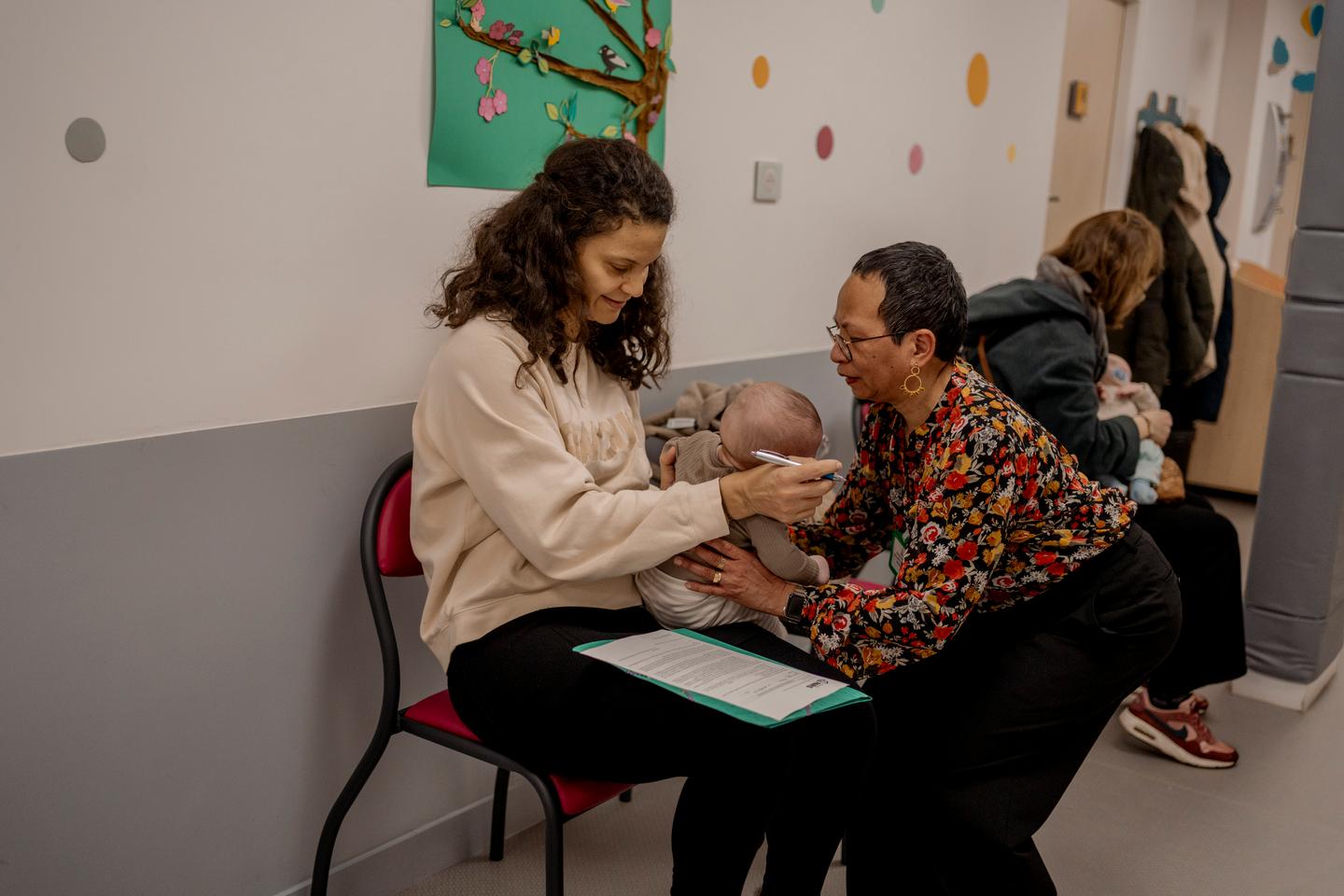 Après les rappels de laits infantiles, des parents plus vigilants : « Je ne pensais pas que des ingrédients pouvaient venir de Chine » Après les rappels de laits infantiles, des parents plus vigilants : « Je ne pensais pas que des ingrédients pouvaient venir de Chine »