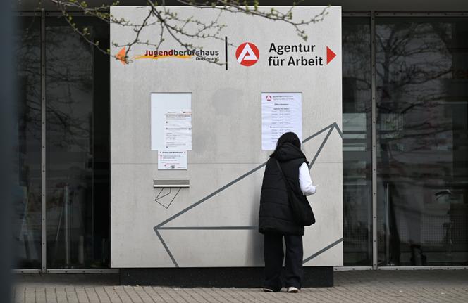 Une personne dépose une lettre à l’Agence pour l’emploi de Dortmund (Allemagne), le 10 avril 2025.