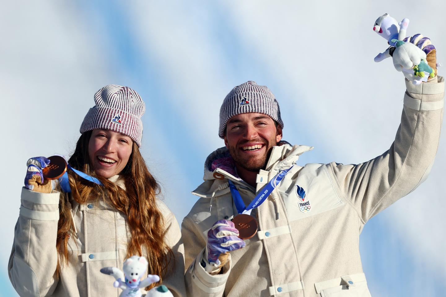 Snowboardcross aux JO 2026 : avec leur médaille de bronze, Léa Casta et Loan Bozzolo sauvent le maigre bilan des Bleus