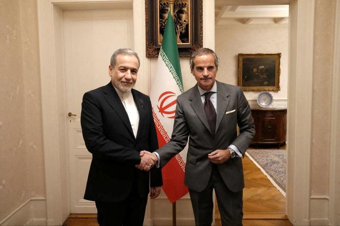 Abbas Araghtchi, ministre iranien des affaires étrangères, et Rafael Grossi, directeur général de l’Agence internationale de l’énergie atomique (AIEA), à Genève (Suisse), le 16&nbsp;février&nbsp;2026. Photo fournie par le ministère iranien des affaires étrangères.