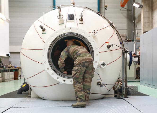 Caisson hyperbare pour réaliser une plongée à saturation à 200&nbsp;mètres de profondeur, au centre expert plongée humaine et intervention sous la mer (Cephismer), à Toulon, le 28&nbsp;mars&nbsp;2025. 