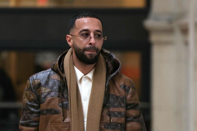 O rapper francês Nabil Boukhobza, também conhecido como Naps, no tribunal de Paris, 16 de fevereiro de 2026.