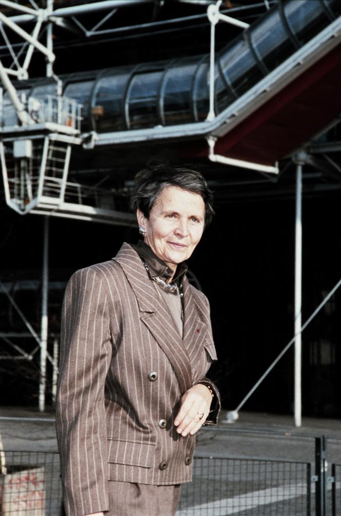 Eleni Glykatzi-Ahrweiler, em frente ao Centro Pompidou, em Paris, 15 de fevereiro de 1989.