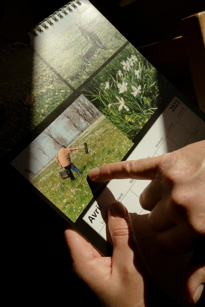Maïté Tichet shows on this calendar the harvest of wild daffodils in their fields, a family tradition since her childhood which she in turn perpetuates.