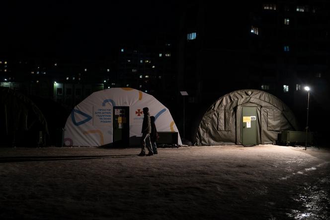 Des grandes tentes reliées à des systèmes autonomes d’électricité et de chauffage installées en janvier par les services d’urgence de l’État ukrainien pour les habitants de la cité-dortoir de Troïechtchyna (Ukraine), le 12&nbsp;février&nbsp;2026. 
