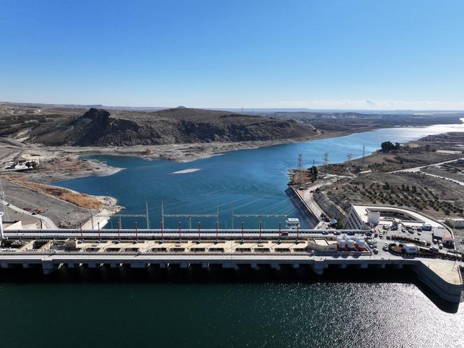 Vue aérienne du barrage de Tichrine et de ses environs au sud-ouest de Manbij, en Syrie, après que l’armée syrienne a pris le contrôle du site, le 19&nbsp;janvier 2026.