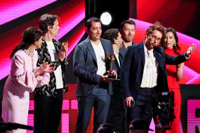 Clint Bentley reçoit le prix du meilleur film pour « Train Dreams » aux côtés de Marissa Mazzola-McMahon, Will Janowitz, Michael Heimler, Teddy Schwarzman, Joel Edgerton et Ashley Schlaifer, lors de la cérémonie des Spirit Awards, à Los Angeles, le 15 février 2026. 