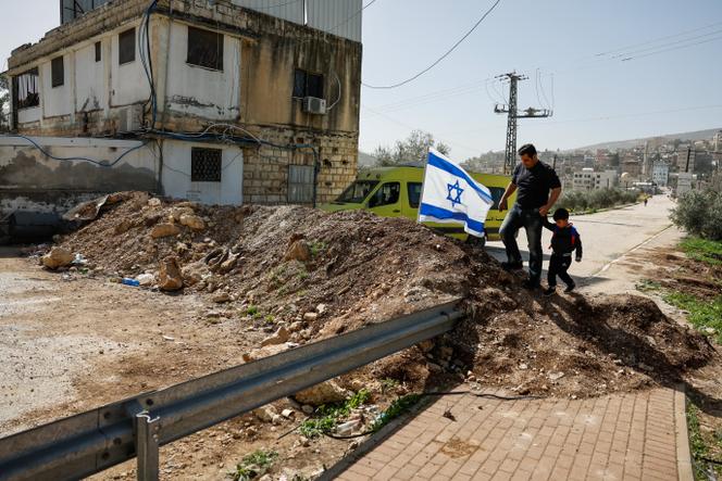 Devant une barrière de terre récemment érigée par l’armée israélienne, à l’entrée principale de Luban e-Sharkiya, entre Naplouse et Ramallah, en Cisjordanie occupée par Israël, le 16&nbsp;février 2026.