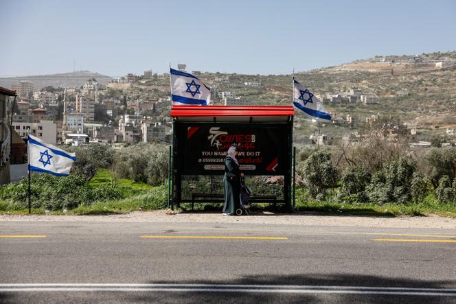 Un arrêt de bus entre Naplouse et Ramallah, en Cisjordanie occupée par Israël, le 16 février 2026.