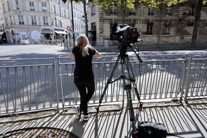Une journaliste devant le palais de l’Elysée, à Paris, le 2&nbsp;septembre 2024. 