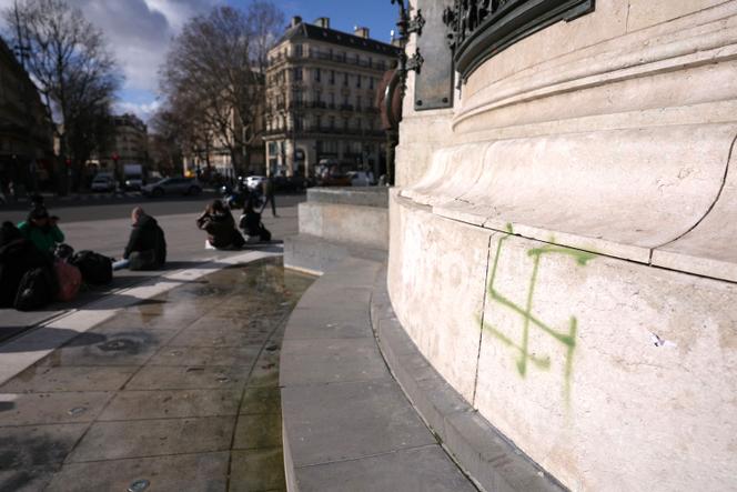 Une croix gammée tagguée sur la statue de la République, place de la République à Paris, le 16 février 2026.
