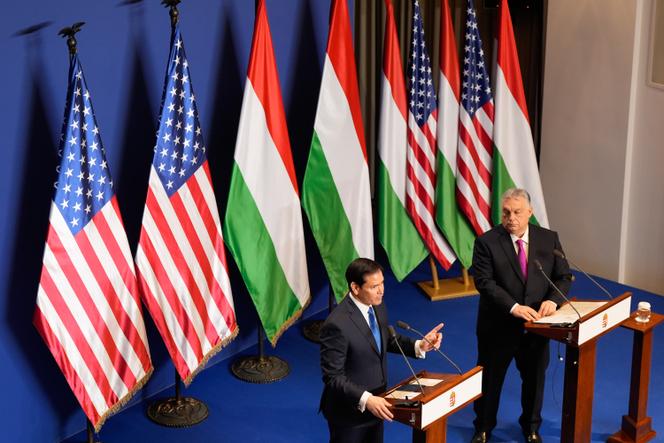 Le secrétaire d’Etat américain, Marco Rubio (à gauche), et le premier ministre hongrois, Viktor Orban, tiennent une conférence de presse conjointe à Budapest, le 16 février 2026.