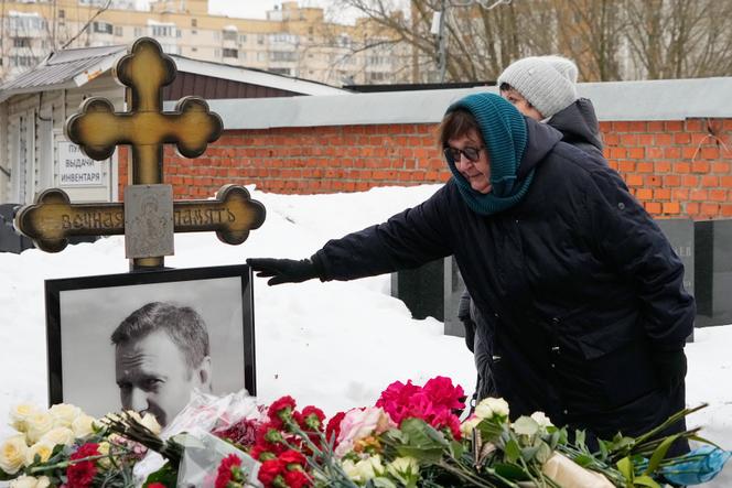 Lioudmila Navalnaïa, la mère de l’opposant russe Alexeï Navalny, sur la tombe de ce dernier, au cimetière Borissovskoïe, à Moscou, le 16&nbsp;février 2026.
