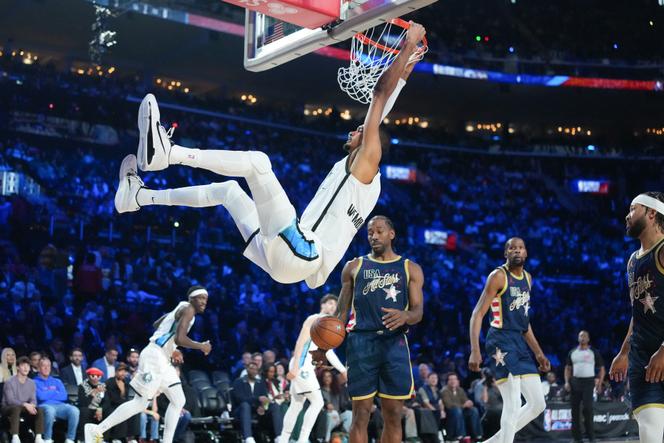 Victor Wembanyama auteur d’un panier spectaculaire, lors du All-Star Game de NBA, à Inglewood, en banlieue de Los Angeles, le 15&nbsp;février&nbsp;2026.