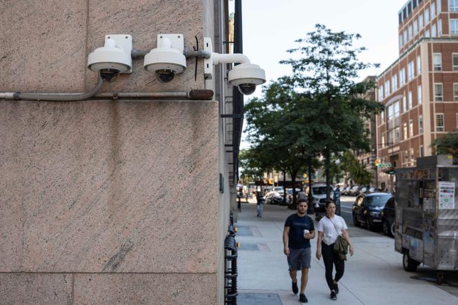 Des caméras de sécurité devant l’université Columbia, à New York, le 3&nbsp;septembre 2024.