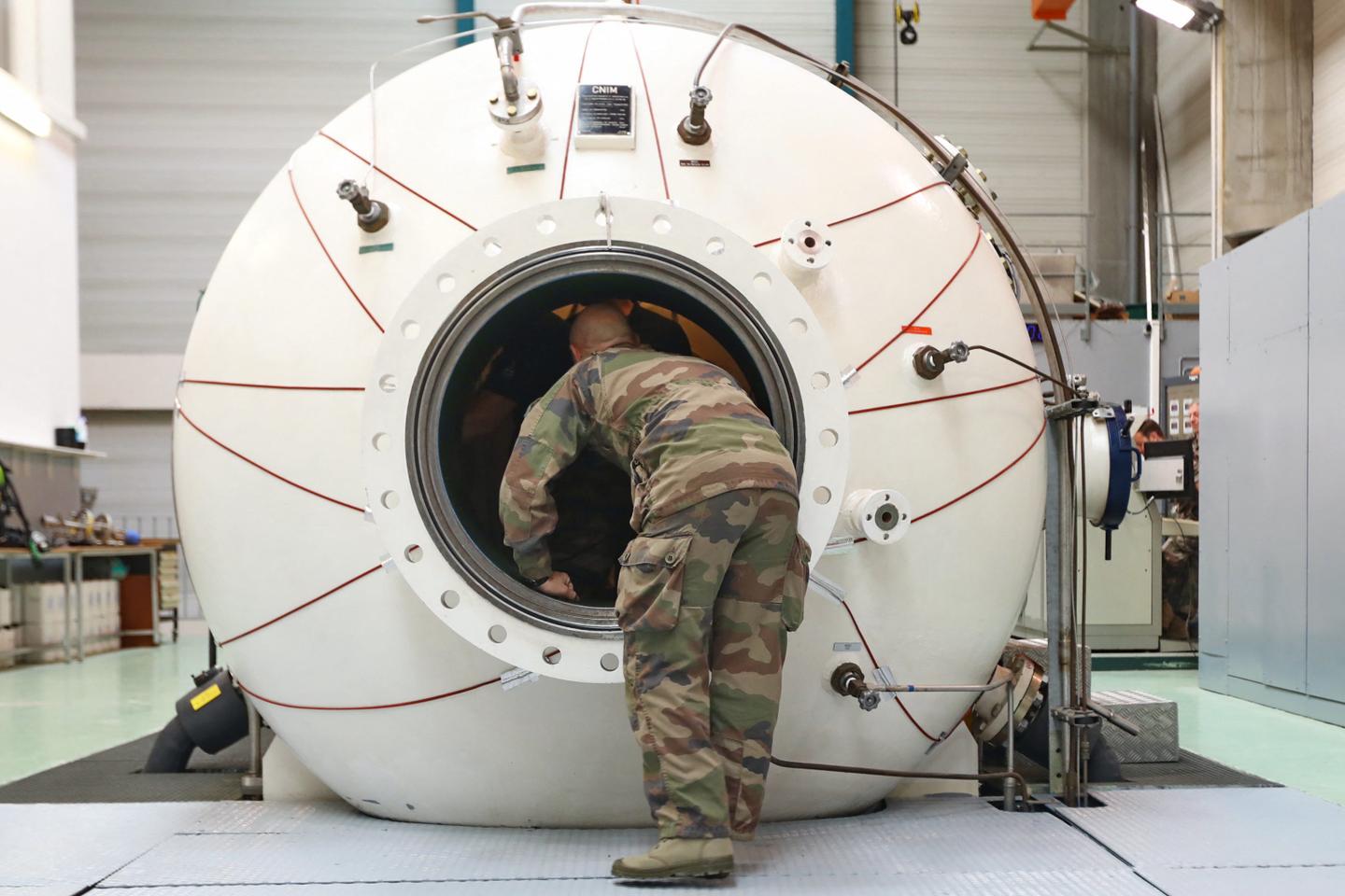 Des expériences pour des plongées en autonomie dans les grands fonds menées sur la base navale de Toulon