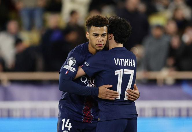 Désiré Doué, parabenizado por Vitinha, 17 de fevereiro de 2026, em Mônaco, durante o jogo de ida do play-off da Liga dos Campeões. 