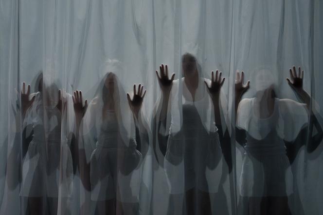 « L’Incandescente et le Gang des cracheuses de sang », mis en scène par Louise Chevillotte, au Théâtre de la Commune, à Aubervilliers (Seine-Saint-Denis), le 6 février 2026.