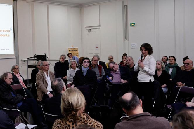 Magali Jeanteur (debout), présidente de l’association « Les Eligibles et leurs Aidants », lors d’une réunion sur l’euthanasie, à Paris, le 17 février 2026.