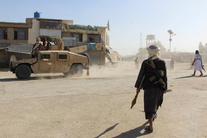 Taliban em Spin Boldak, na província de Kandahar, perto da fronteira entre o Afeganistão e o Paquistão, 15 de outubro de 2025. 