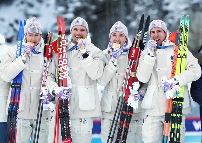 Da esquerda para a direita, Eric Perrot, Emilien Jacquelin, Fabien Claude e Quentin Fillon Maillet no final do revezamento do biatlo masculino durante os Jogos Olímpicos de Inverno de Milão 2026, em 17 de fevereiro de 2026 em Anterselva (Itália).