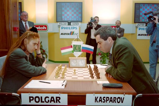 La jeune joueuse hongroise Judit Polgar face au Russe Garry Kasparov, sur une image d’archives extraite du documentaire « La Reine des échecs », de Rory Kennedy.