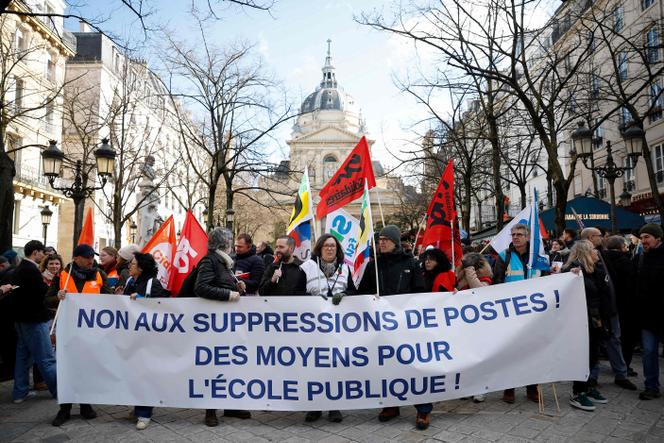 Des enseignants de la région Ile-de-France manifestent contre le budget de l’Etat pour 2026 et les suppressions de postes prévues dans l’enseignement, devant l’université de la Sorbonne, à Paris, le 17 février 2026.