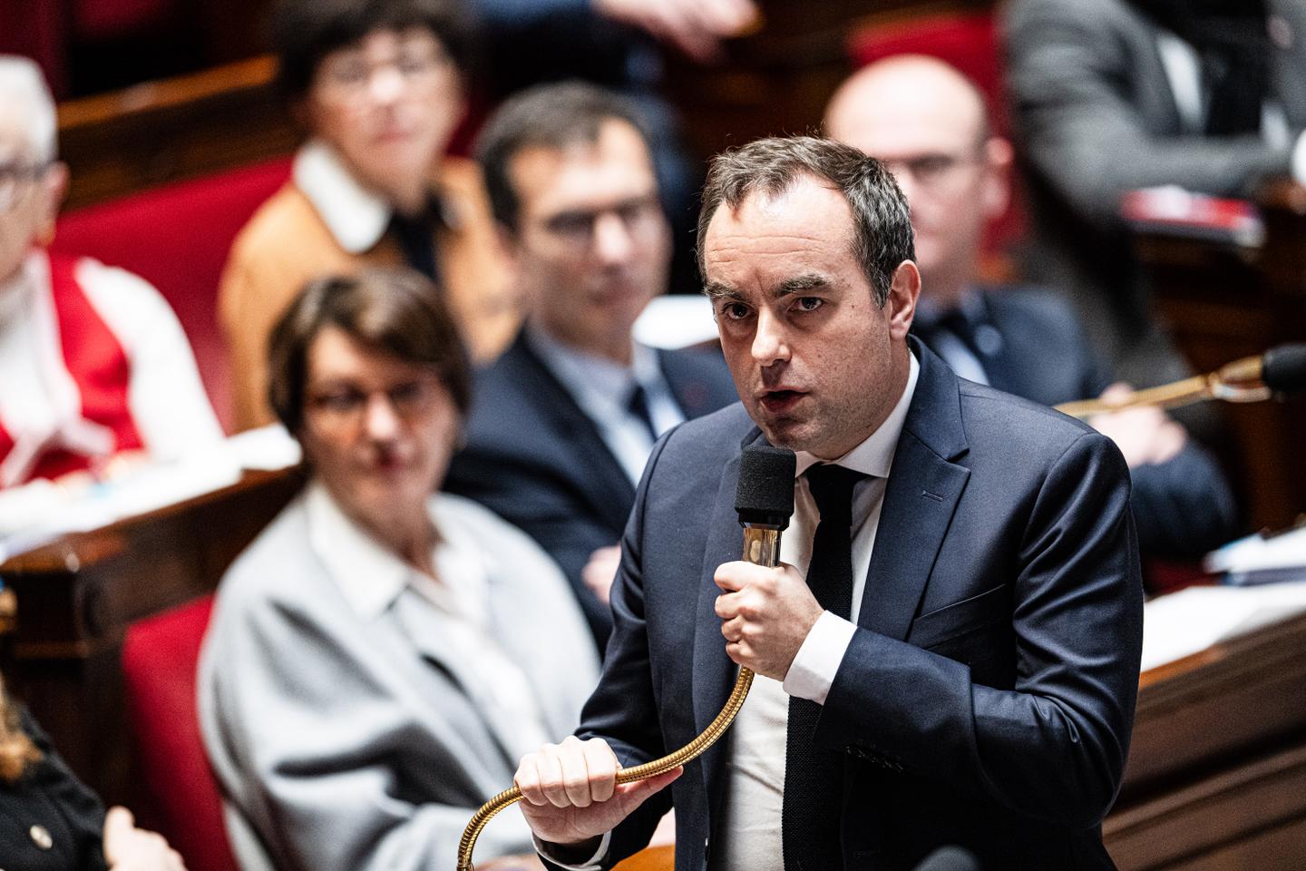 Prix de l’essence : Sébastien Lecornu met en garde contre des mesures « aussi démagogues qu’inutiles » comme la baisse de la TVA réclamée par le RN