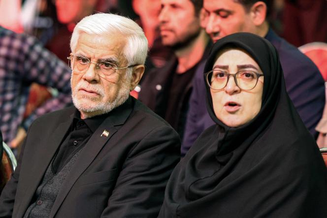 La porte-parole du gouvernement iranien, Fatemeh Mohajerani (à droite), en compagnie du premier vice-président de la République islamique, Mohammad Reza Aref, lors d’une cérémonie commémorative marquant le 40ᵉ jour de deuil des victimes du «&nbsp;terrorisme&nbsp;» tuées lors des précédentes manifestations contre le pouvoir, à Téhéran, le 17&nbsp;février 2026.