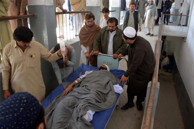 Un homme blessé lors d’un attentat, à l’hôpital de Bannu, dans la province pakistanaise du Khyber Pakhtunkhwa, le 16 février 2026.
