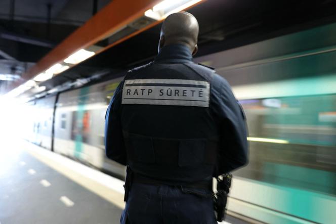 Un agent de sécurité de la RATP se tient sur un quai lors de la visite du nouveau PDG de la régie des transports parisiens à la gare de Val-de-Fontenay, à Fontenay-sous-Bois, en banlieue parisienne, le 17&nbsp;février 2026.