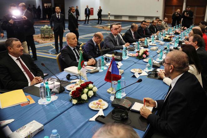 Le ministre algérien de l’intérieur et des transports, Saïd Sayoud (à gauche), rencontre le ministre français de l’intérieur, Laurent Nuñez (à droite), à Alger, le 16 février 2026.