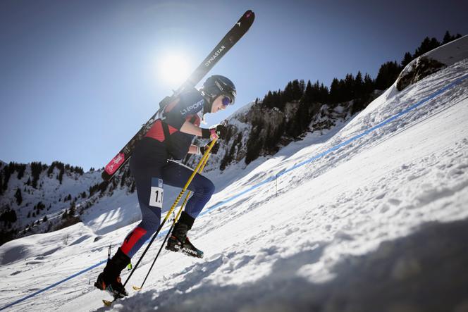 La Française Emily Harrop lors des championnats du monde de ski alpinisme, dans la station des Crosets (Suisse), le 3&nbsp;mars 2025.
