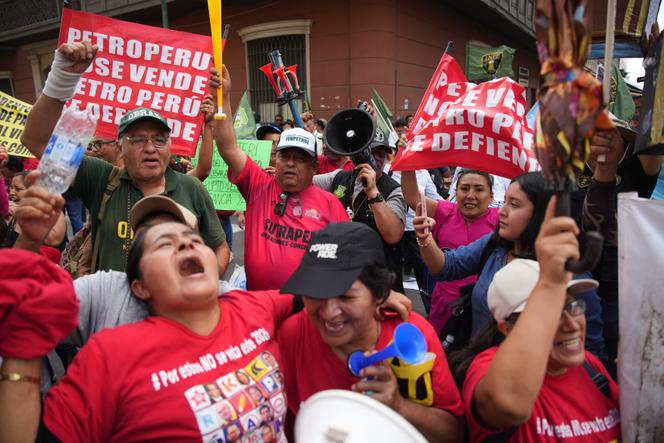 Des manifestants célèbrent la destitution du président intérimaire José Jeri, accusé de corruption, devant le lieu de réunion des parlementaires, à Lima, le 17&nbsp;février&nbsp;2026.