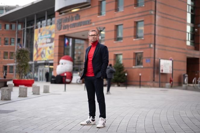 Stéphane Beaudet, devant la mairie d’Evry-Courcouronnes, le 12&nbsp;décembre 2025. 