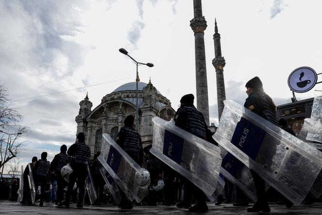 Durante um comício do principal partido da oposição da Turquia, o Partido Popular Republicano (CHP), em Istambul, 17 de fevereiro de 2026.