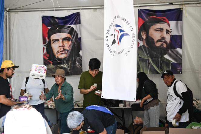 Les membres de l’Association des résidents cubains au Mexique A.C. « José Marti » préparent l’aide humanitaire qui sera emballée dans un centre de collecte installé sur la Plaza El Zocalo à Mexico, le 17&nbsp;février 2026.