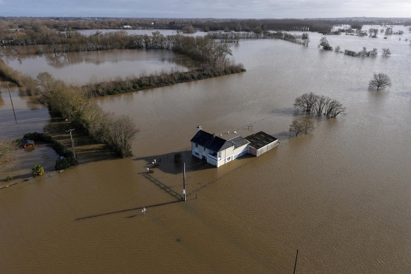 Inondations : les images aériennes des crues en Gironde et dans le Maine-et-Loire
