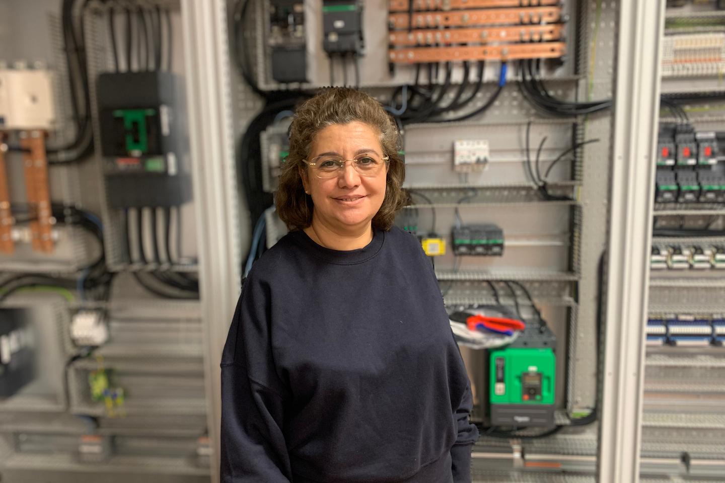 « Mon job consiste à monter des armoires électriques. Qu’y a-t-il de masculin à cela ? » : Soumia Kenzeddine court-circuite les stéréotypes