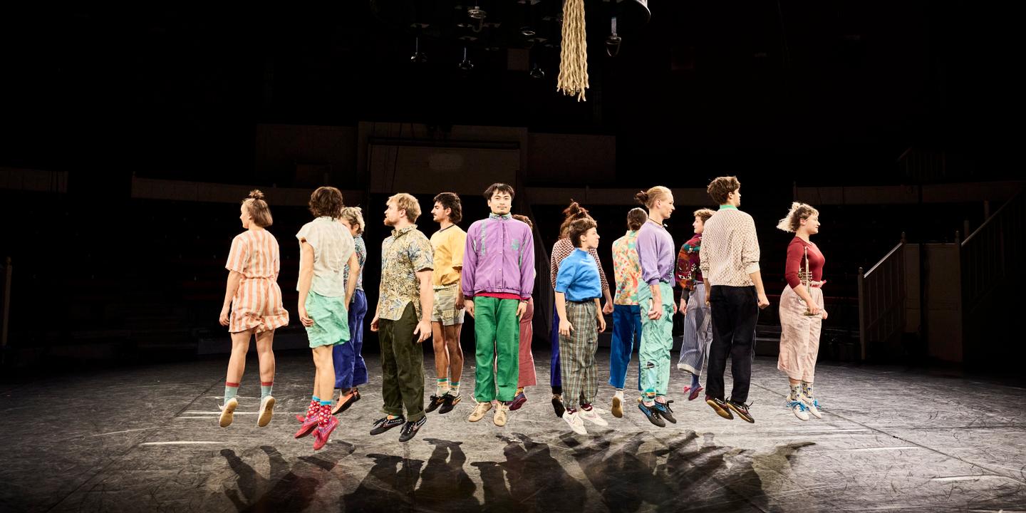 Le Spectacle de la fin des études : une tente bleue plane sur la nouvelle génération du cirque