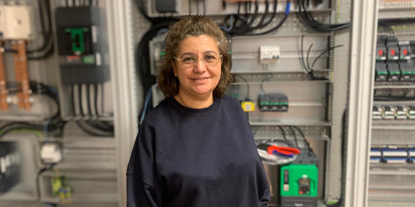 Soumia Kenzeddine, technicienne industrielle, primée pour son parcours dans un métier masculin