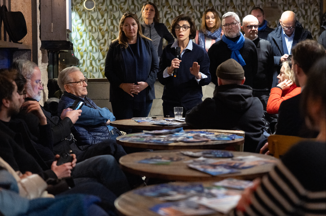 Rachida Dati, ministre de la culture et candidate Les&nbsp;Républicains à la Mairie de Paris, et Thierry Guerrier (avec une écharpe bleue), candidat Les Républicains à la mairie du 18ᵉ&nbsp;arrondissement, dans le quartier de la Goutte d’Or à Paris, le 14&nbsp;février&nbsp;2026. 