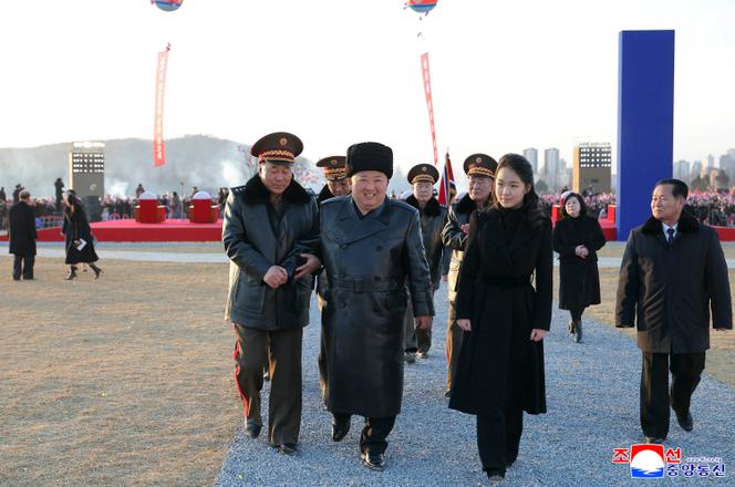 Sur cette photo, diffusée&nbsp;par l’agence de presse officielle nord-coréenne KCNA, le dirigeant nord-coréen, Kim Jong-un (au centre), et sa fille Ju-ae (à droite), à Pyongyang, le 15&nbsp;février&nbsp;2026. 