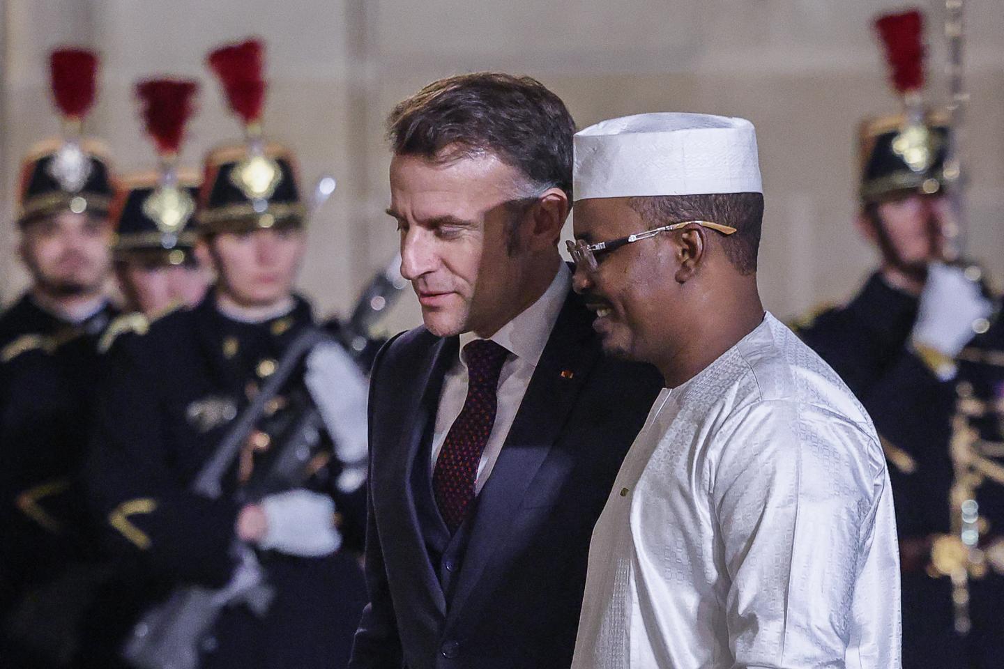 Un an après avoir été mise dehors, la France revient au Tchad