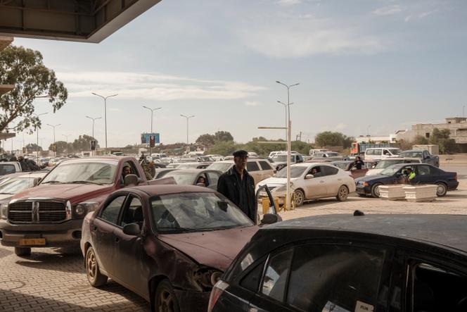 Dans la file d’une station d’essence de la compagnie Al-Charara, qui subit, comme toutes les autres, une pénurie liée au manque de réserves, à Benghazi (Libye), le 13&nbsp;décembre&nbsp;2025.